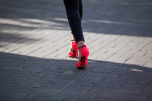 Uma Menina Com Sapatos Salto Alto — Fotografia de Stock