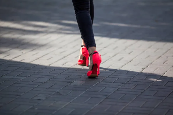 Pie Una Chica Con Zapatos Tacón — Foto de Stock