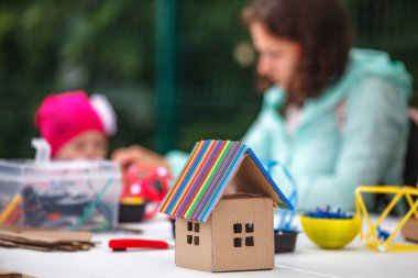 Eğitimci anaokulunda çocuk ile ilgilidir. Yaratıcılık ve sokakta çocuk gelişimi