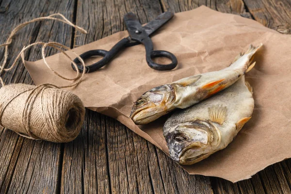 Peixes Arenque Salgados Secos Uma Mesa Madeira Papel Artesanal — Fotografia de Stock