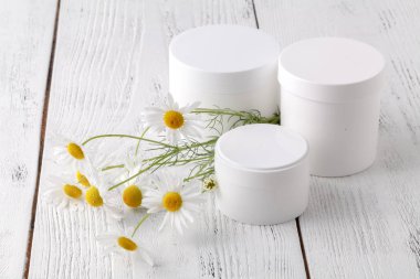 Yüz kremi veya vücut beyaz papatya çiçek ile krem kavanoz