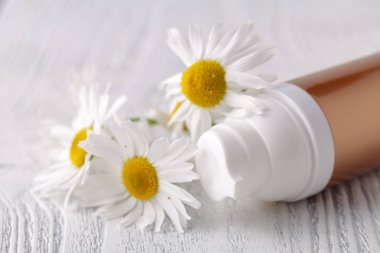 Yüz kremi veya vücut beyaz papatya çiçek ile krem kavanoz