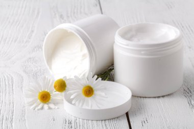 Nemlendirici krem ve beyaz papatya