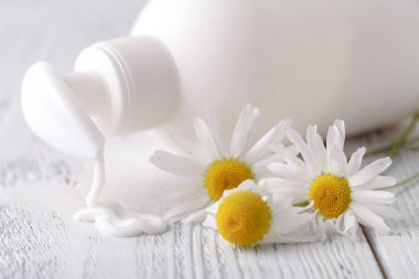 Nemlendirici krem ve beyaz papatya