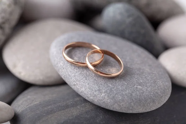 Zlaté Snubní Prsteny Leží Skalní Moře — Stock fotografie
