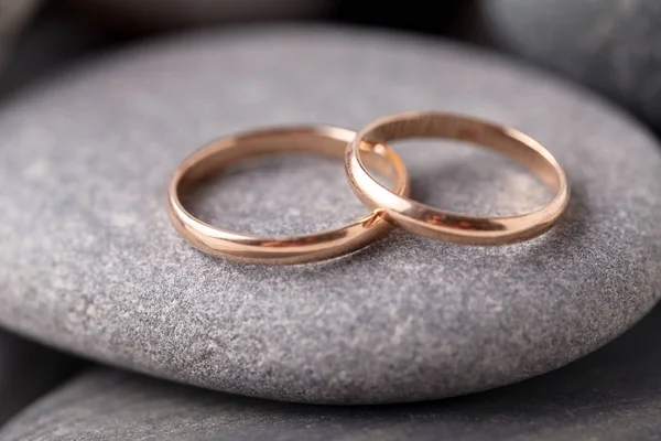 Cincin Pernikahan Diletakkan Satu Sama Lain Atas Batu — Stok Foto