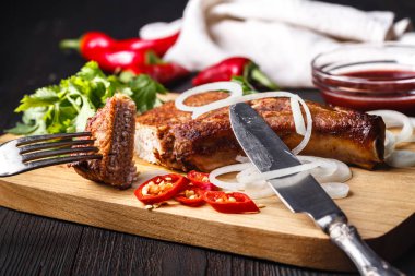 Noel jambonu baharat ve otlar kesme tahtası üzerinde