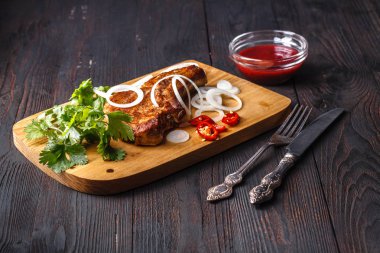 kemik kesme tahtası üzerinde üzerinde kızarmış pirzola