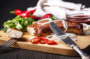 patates kızartması ve salata kesme tahtası üzerinde karşı fileto