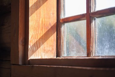 köy evi penceresinde aracılığıyla güneş parlıyor