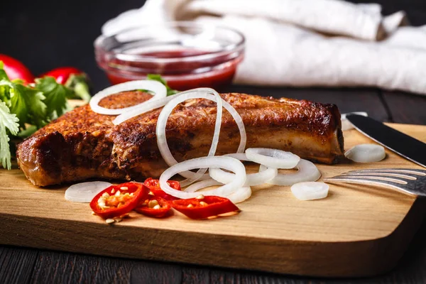 Gebratenes Schnitzel Knochen Auf Schneidebrett — Stockfoto