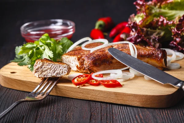 Gegrilltes Rindfleisch Auf Rotem Teller Über Holz Geschnitten — Stockfoto