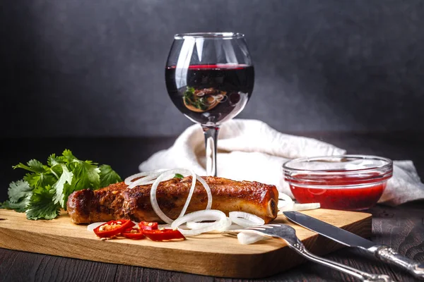 Gegen Filet Mit Pommes Und Salat Auf Schneidebrett — Stockfoto