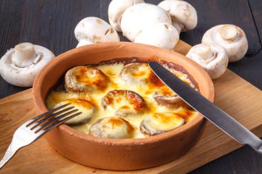 Peynir kabuk ile mantar julienne yakın çekim