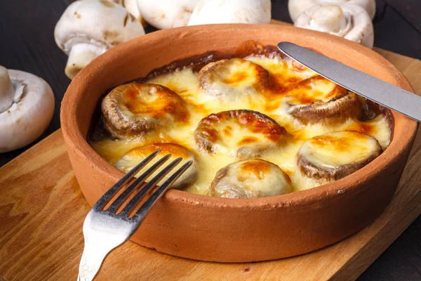 Saftige Pilze Mit Käse Auf Dem Tisch Gebacken — Stockfoto
