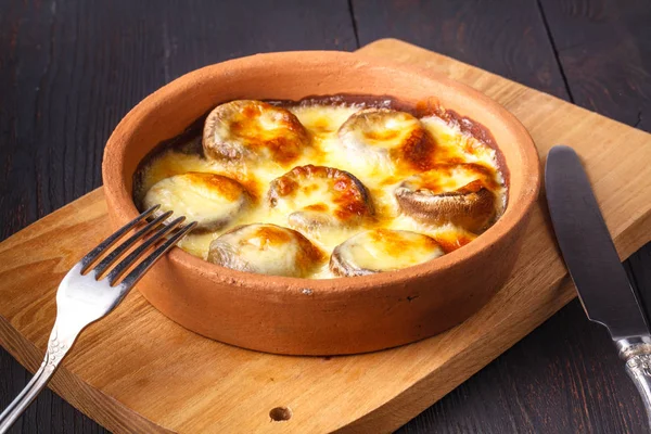 Pilze Einer Tonschüssel Gebacken Georgische Küche — Stockfoto