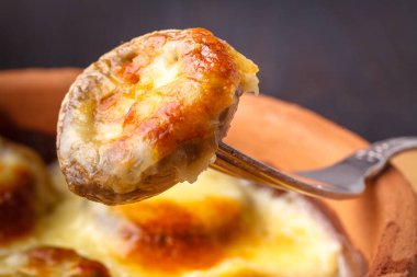 Peynir kabuk ile mantar julienne yakın çekim