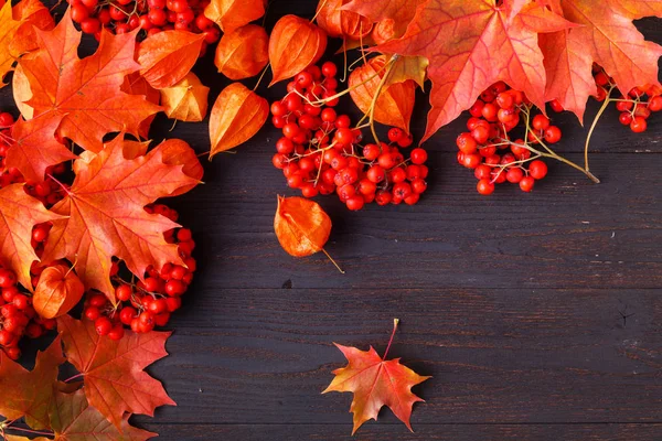 Herbstrahmenkomposition Mit Abgefallenen Blättern Auf Hölzernem Hintergrund Mit Kopierraum Für — Stockfoto