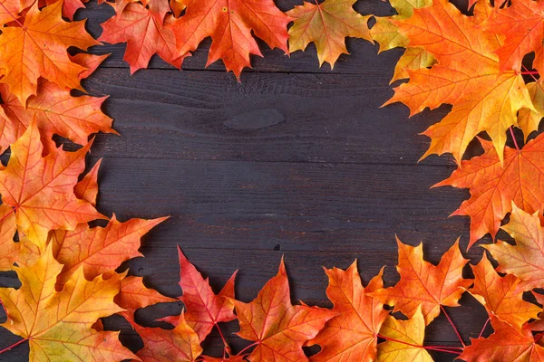 古いグランジ ウッドデッキ 上面図 テキストのためのタブレットのためのコピー場所に木製の黒い背景のオレンジ葉秋の葉 — ストック写真