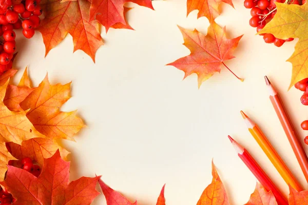 Herbstblatt Auf Holz Schwarzem Hintergrund Orangefarbenes Blatt Auf Altem Grunge — Stockfoto