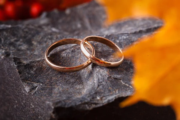 Décoration Mariage Feuilles Rouges Sur Pierre Altérée Avec Anneaux Mariage — Photo