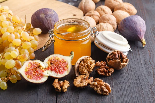 Tarro Miel Con Una Cuchara Para Miel Nueces Sobre Fondo — Foto de Stock