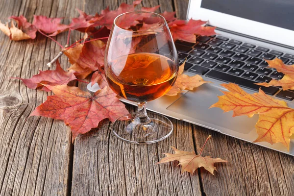 Vidro Com Uísque Mesa Madeira Com Laptop — Fotografia de Stock