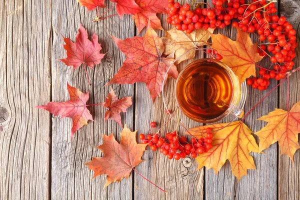 Tasse Lindentee Mit Herbstblättern Auf Einem Hölzernen Hintergrund — Stockfoto