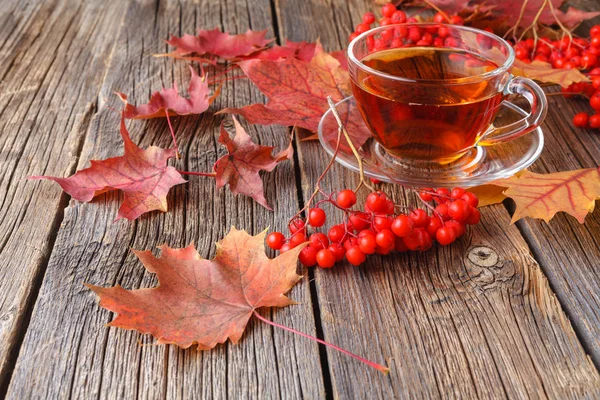 Tasse Lindentee Mit Herbstblättern Auf Einem Hölzernen Hintergrund — Stockfoto