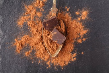 Kakao tozu ve kayrak kaşık çikolata