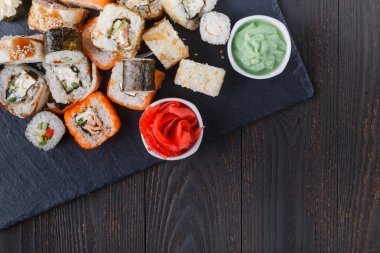 Suşi ve maki taş tablo kümesi. Kopya alanı ile Üstten Görünüm