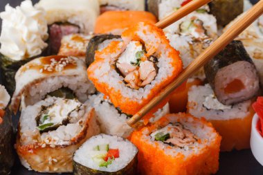 Somon ve karides soslu suşi.