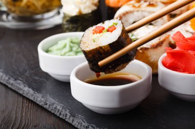 Holding chopsticks Philadelphia ile marine edilmiş pirinç, peynir Philadelphia rulo.