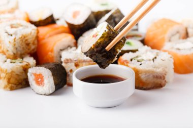 Balık ve pirinç, kazık asorted tablo ile Japonya rulo