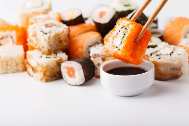 Kadın el ahşap tutarak Philadelphia rulo somon ile sopa