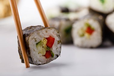 Soya sosu ve yemek çubukları ile servis seti, lezzetli iştah açıcı çok renkli suşi rulo 