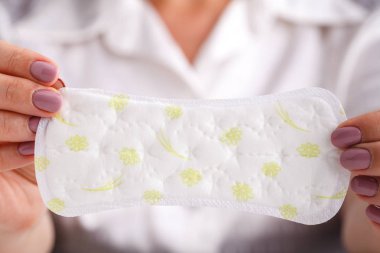 genç bir kadın tutarak adet ped