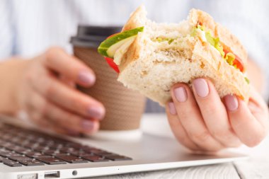 Gıda ofiste. Sağlıklı öğle yemeği için iş