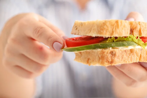 Fast Food Kavramı Lezzetli Sağlıksız Burger Sandviç Elinde Yemek Hazır — Stok fotoğraf