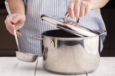 Kepçe ve tablo üzerinde tava