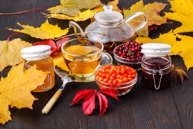 Deniz topalak çilek bal'de ahşap tabloda çay düşmek enveronment