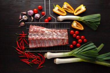 Çiğ et sulu biftek bir siyah tebeşir tahtası arka plan üzerinde kavurma için hazır. Kaburga eti kemik, dana incik