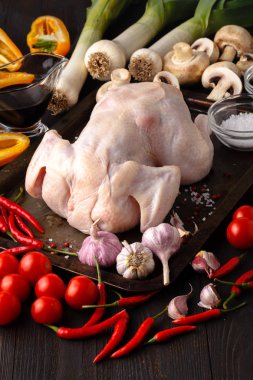 malzemelerle çiğ tavuk tepsi