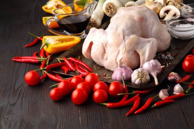 Deniz tuz ve farklı baharatlar ile tepsi üzerinde çiğ tavuk