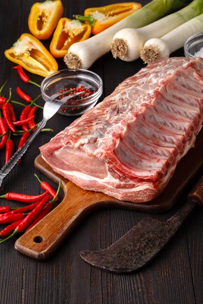 牛肉牛排 黑色背景 顶部视图 — 图库照片