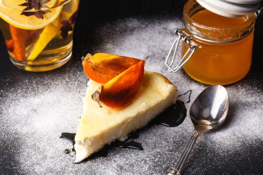 Kurutulmuş meyve ile süzme peynir güveç