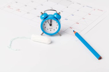 Adet tampon konsepti ile takvimdeki tarihi gösteren planlama