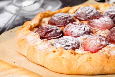 Erik puding çay ve mavi antika arka plan üzerinde çilek ile.