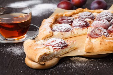 Erik puding çay ve mavi antika arka plan üzerinde çilek ile.