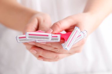 Beyaz arka plan üzerinde elinde pembe kadın jilet. Beyaz arka plan üzerinde jilet kümesi. Kadın disposable jilet pembe